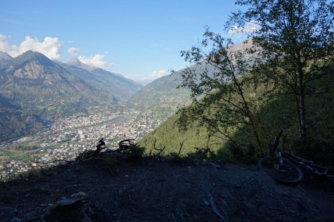 Trail und Aussicht bei Punkt 1127