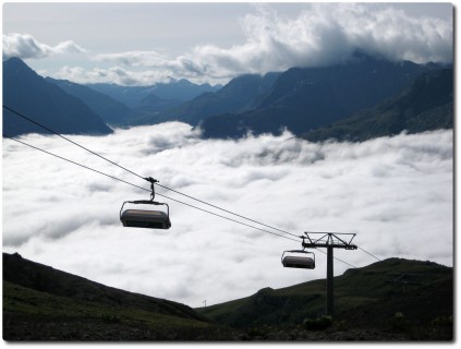 Ausblicke auf das Nebelmeer und die Las Trais Fluors Bahn