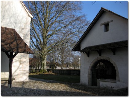 Kirche und Beinhaus Utzenstorf