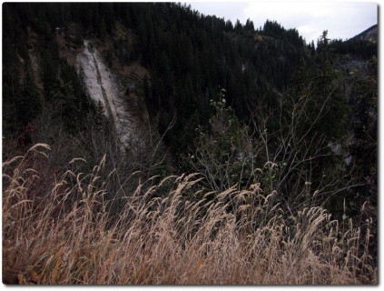 Trockener Wasserfall unterhalb der Älgglialp