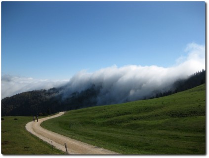 Der Nebel drückt über die Jurakette