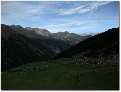 Blick von der Alpe del Gallo zur Staumauer des Lago di Livigno