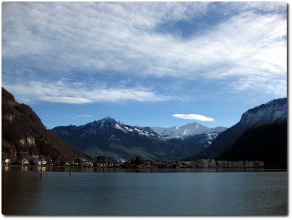 Am Ufer des Vierwaldstättersees - Berge mit Ufowolken