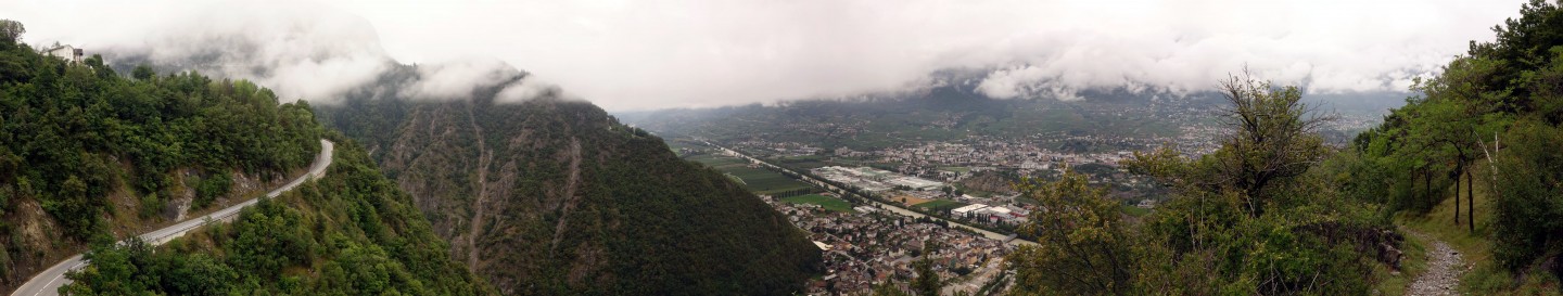 Blick auf Sierre und Strasse ins Val d'Anniviers