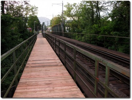 Neuer Bretter auf der Eisenbahnbrücke