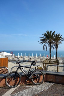 Cool Down am Strand von Final Ligure