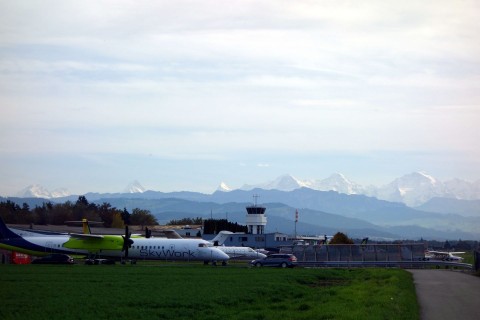 Flughafen Belp mit Alpenblick