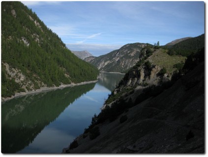 In Richtung Passo di Fraéle - erste Schlüsselstelle und Blick auf den Stausee