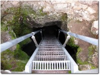 Enger Eingang zur Golden Dome Höhle