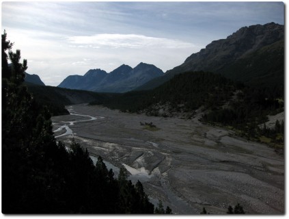 Traumhaftes Bänkli mit Blick in Richtung Passo Val Mora und Passo di Fraéle