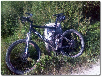 Mountainbike und Grenzstein