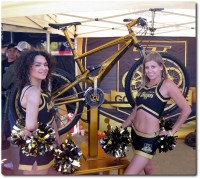 Babes mit dem GT Golden Bike