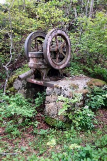 Alte Pumpe im Wald bei Hauberg