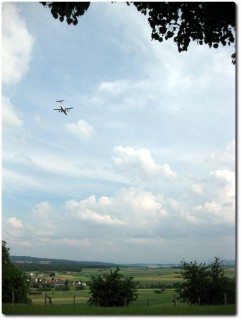 Blick auf die landenden Flugzeuge vom Höriberg