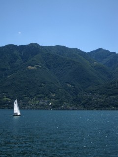 Blick auf den Monte Tamaro vom Lago Maggiore aus