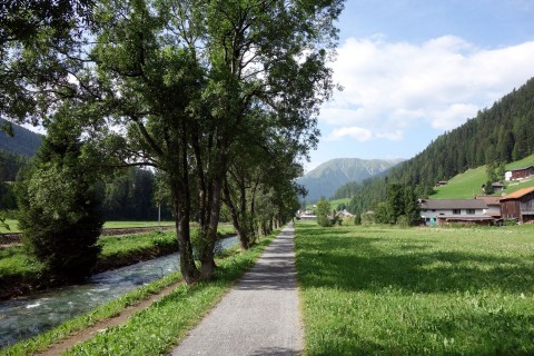 Entlang der Landwasser zur Rinerhornbahn