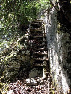 Holztreppen zum Rundloch