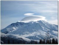 Mount St. Helens mit Kappe und Rauchspuren