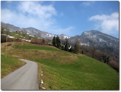 Aufstieg von Niderstad nach Rengg - Im Blick Lopper und Renggpass