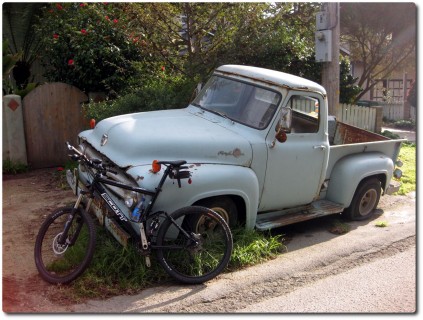 Ein rostiger Ford Pick-up