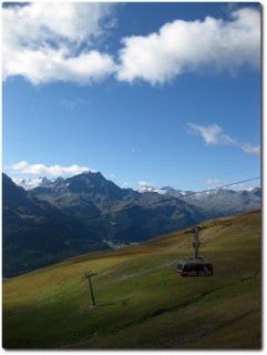 Ausblick von der Terrasse auf die Piz Nair Gondelbahn