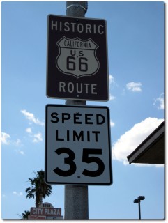 Route 66 vor dem Hotel in Barstow