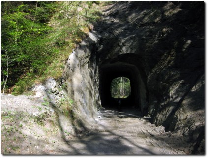 Tunnel entlang der Rümlig