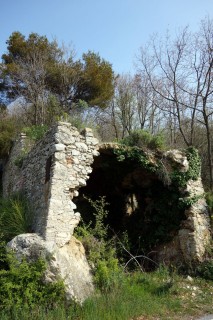 Ruine im Aufstieg zur Manie Hochebene