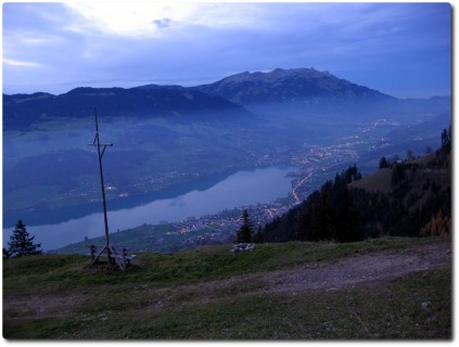 Blick ins Tal bei Dämmerung