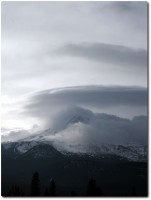 Mount Shasta in den Wolken 01