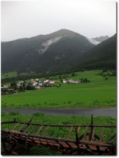 Blick auf den Umbrailpass - Gasthof Alpenrose als weisser Fleck oben rechts