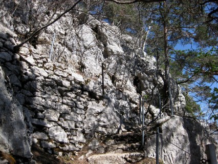 Stigelos - Serpentinen in der Wand