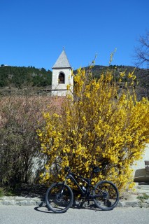 Frühling bei der Kirche St. Lucius