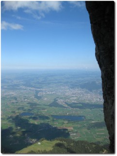 Tunnelblick aus der Stockhornwand auf Thun und ins Mittelland 