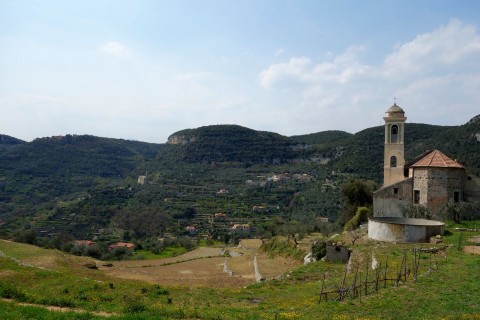 Kirche von Verzi und Blick ins Tal