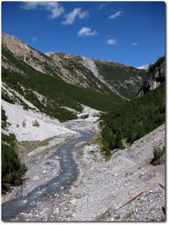 Berühmter Schottertrail durchs wilde Val Mora