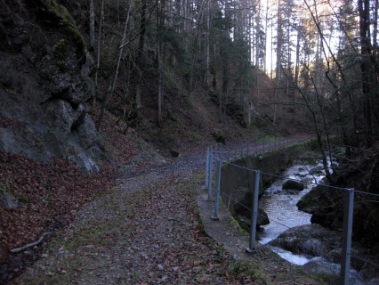 Schottrige Wege auf der Abfahrt