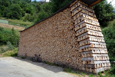 Holzstapel in Sarreyer