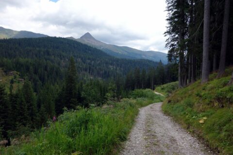 Abfahrt in Richtung Kreuzbergpass